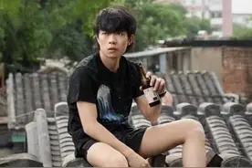 在《歌手》上唱完《成都》的赵雷，怎么突然“不见了”？图片