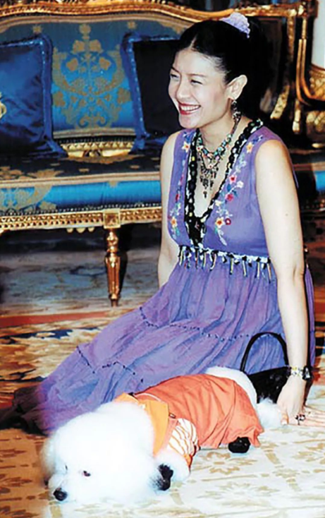 泰国最美王妃：婆婆不给王冠她戴发卡更惊艳，当嫂子还得跪小姑子