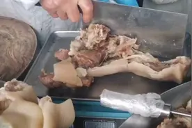 日照街头猪头肉摊，原味猪头肉一点颜色没有像清水煮的，却很抢手图片