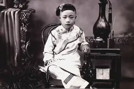 晚清老照片：富家千金小小年纪已缠足，农民吃完饭碗都舔干净图片