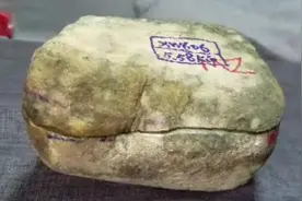 美女醉酒失态，借酒劲买了块赌石，一刀切涨800万烦恼烟消云散图片