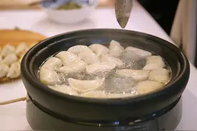 别再水开下饺子了！大厨：记好4点，饺子不破皮不露馅，爽滑筋道图片