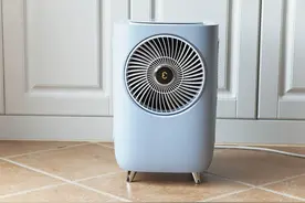 我家的风扇可以吹冷气，室内轻松降温——威力台式空调图片