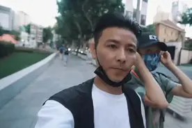 蔡少芬骑单车外出约见蒋欣，两人全是素颜，在大厅吃饭太接地气图片