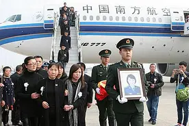 2016年余旭因跳伞失败牺牲，葬礼上36万群众送别，高举余旭黑白照图片