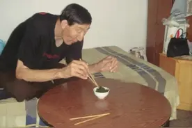 年龄相差28岁，身高相差70厘米夫妻，生活艰难，却令人羡慕图片