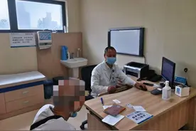一次KTV狂欢蹦迪后，左眼突然看不见，眼科医生提醒：小长假别太嗨图片