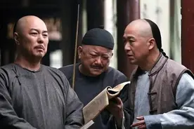 和珅的穷亲戚找和珅帮忙，和珅只让他们晒银子，半个月后全走了图片