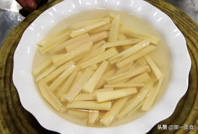炝拌莲菜有技巧，按照这个方法，莲藕洁白又入味，清脆不发黑