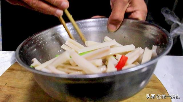 炝拌莲菜有技巧，按照这个方法，莲藕洁白又入味，清脆不发黑