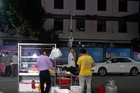 小两口摆宵夜摊，月入过万图片