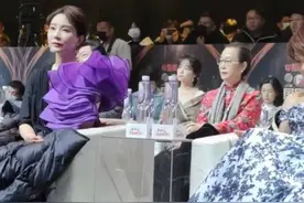 马伊琍陈数坐姿惹争议？被指散漫，不如后排老戏骨奚美娟吕中端庄图片