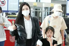 包贝尔一家三口罕露面，娇妻职业装配黑丝太会了，女儿被嘴巴拖累图片