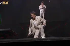 林志炫摔下1米高的舞台强忍泪水，张淇流鼻血，不坚强懦弱给谁看图片