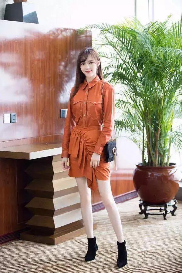 唐嫣则选择了更好把控的焦糖橘,饱和度降低,更低调,搭配土橘色口红