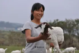 43岁儿媳守寡十年想再婚，遭到全家反对，婆婆：把房子过户给孙子图片