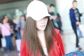 李小璐在机场真高调，一身红色运动服配小白鞋，比00后还敢穿图片