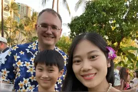 ​越南单亲母亲与美国男子网聊2个月相恋，如今带着儿子嫁到美国图片