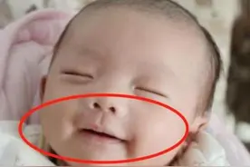 1岁宝宝总对妈妈笑，奶奶看到竟急忙送医，医生：妈妈太不负责任图片