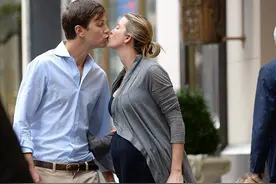 伊万卡孕期和老公更甜！挺9个月孕肚当街亲吻，女儿成灯泡好嫌弃图片