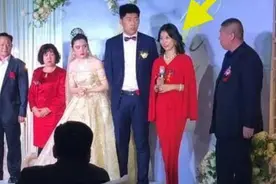 最“年轻婆婆”走红，新娘表情委屈亲家母难堪，网友：来抢风头的图片