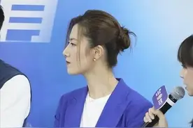 张继科和丁宁同框，都是蓝色系列搭配，一个休闲自然，一个飒爽美图片