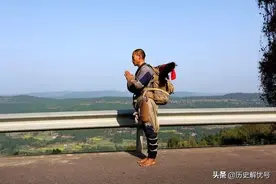 中国苦行僧花2年三步一拜跪行万里，脚底茧比鞋底厚，是为了什么图片