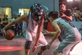 军哥以小打大，头盔哥能否招架？谁才是你心中的路人MVP图片