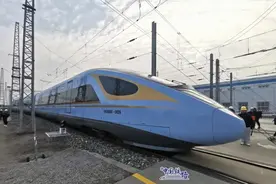 新型复兴号列车配备USB充电与免费WiFi，人性化设计点赞图片