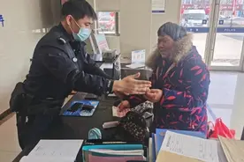 宿迁民警40分钟帮她找回两万存折及1300元现金，老人当场哭了图片