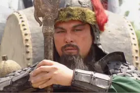 华雄彪悍无比，关羽为何能一招秒杀他？只因看透华雄致命缺点图片