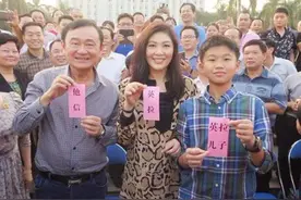2014年，英拉和他信回广东梅州祭祖，当地紧急通知列队欢迎图片