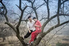 约女友出门游玩，除了欣赏风景外，她更喜欢你这五种“小”动作图片