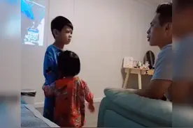 感情超好兄妹走红，妹妹：哥哥你快走，我帮你挡着，爸爸不敢揍我图片