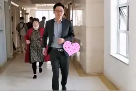 宝宝出生舅舅“抢头彩”，谁抱像谁？网友：看到舅舅颜值，我信了图片