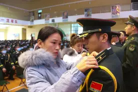 你知道吗？解放军晋升军衔为什么要让家属参加，原来真的有说道图片