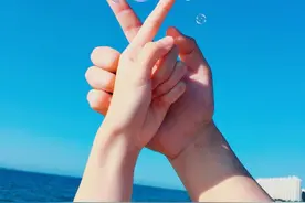 情侣拍照小手势，码住啊，说不定就用上了呢图片