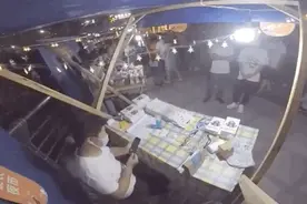 咋回事？商贩扔摊就跑，城管看摊贴膜，还挣了不少图片