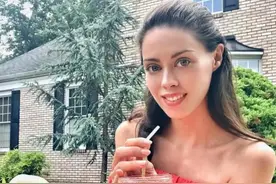 华尔街亿万富翁欲抛弃结婚21年的妻子，和小32岁的情人，形影不离图片