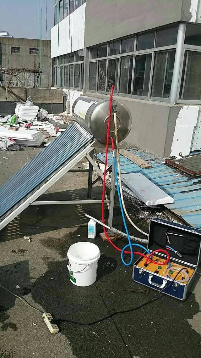 咋样清洗太阳能热水器（太阳能热水器太脏怎么清洗用这一个小妙招）