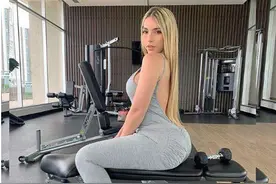 她的身材能与卡戴珊抗衡，臀围达100cm，饱满身材，性感迷人图片