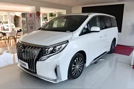 中高端MPV，7座小桌板电滑门都有，价格不错，带你看传祺M8图片