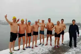 雪中冬泳才是真正的冬泳图片