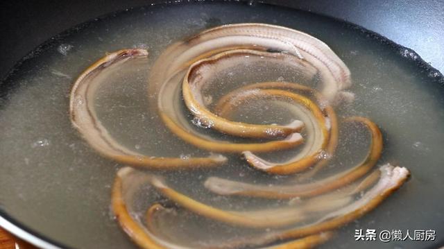 这是清洗鳝鱼黏液的小窍门，教你黄鳝好吃又下饭的做法，肉嫩味美