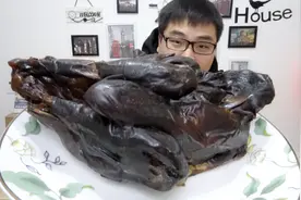 试吃山东聊城特产“铁公鸡”这鸡真的是够黑呀，烟熏风味很迷人！视频封面