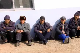 墙根晒太阳的老人图片