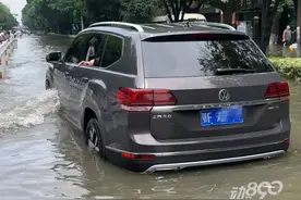 ​襄阳越野车行驶中发动机“炸”了，损失惨重………图片