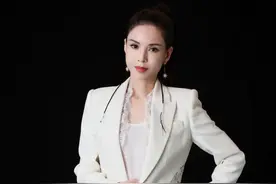 不老女神李若彤轻金属小太阳耳环显精致白色西装搭配白色短裤干练图片