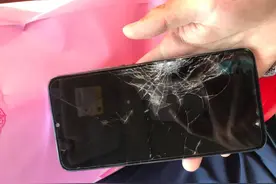 华为荣耀手机因自带贴膜“问题”用不到一月“碎屏”图片