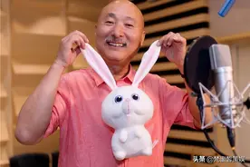 陈佩斯晒父子合照，意外曝光红土砖瓦房，再回央视当导师令人期待图片